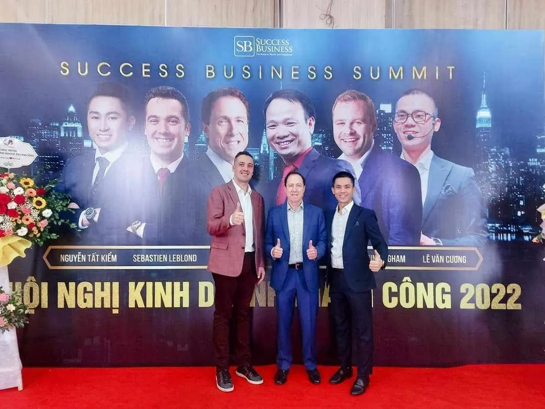 Phông sân khấu Success Business Summit 2022 có tên Lê Văn Cương